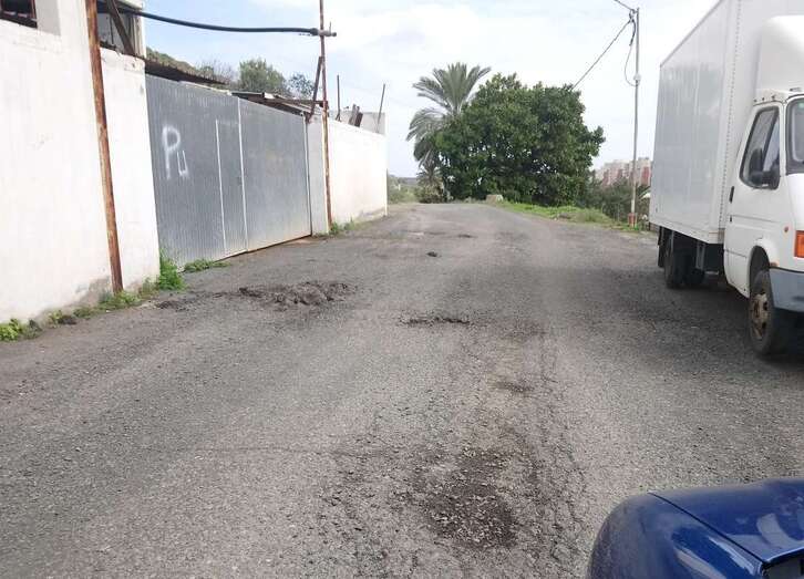 Socavones en el camino a la Sima (Foto TA)